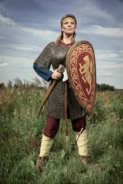 Viking Flicka Krigare Med Yxa Hand Fighte — Stockfoto