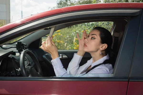 Joven Empresaria Confiada Conduciendo Coche Concepto Ciudad — Foto de Stock