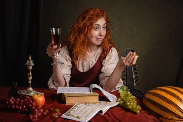 Tarihi Takım Elbiseli Kızıl Saçlı Kız Lavta Çalıyor Rönesans Resim — Stok fotoğraf