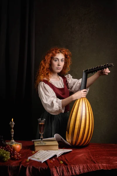 穿着历史服装的红头发女孩弹奏琵琶 文艺复兴风格的绘画 — 图库照片