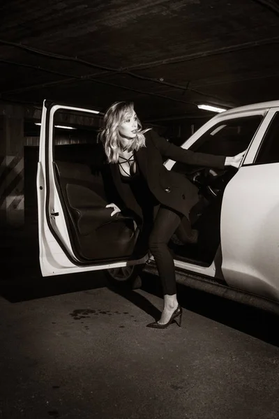 Noir Película Estilo Mujer Traje Negro Posando Coche Undergound Par — Foto de Stock