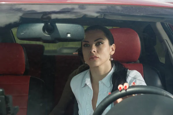 侦探系列的场景 在车里袭击一个女人 — 图库照片