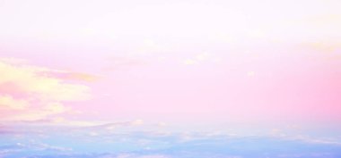 Gökyüzü parlak pastel renkler