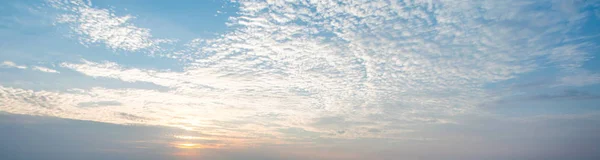 熱帯の空と雲美しい日の出 夏の風景 — ストック写真