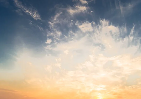 Cielo e nuvole alba estiva — Foto Stock