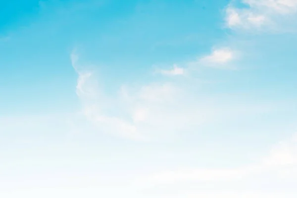 Céu azul claro e nuvens brancas — Fotografia de Stock