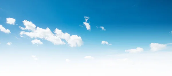 Tiszta kék ég és fehér felhők — Stock Fotó