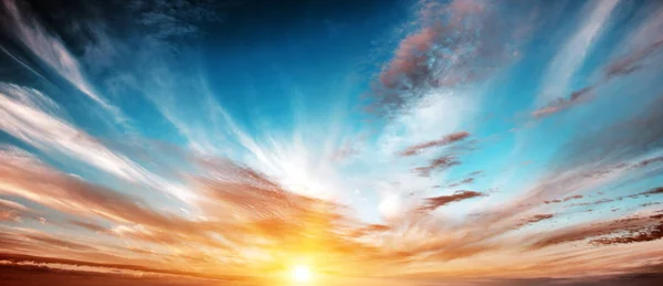 日の出夏の空のパノラマ — ストック写真