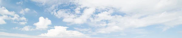 Céu e nuvens panorama tropical — Fotografia de Stock