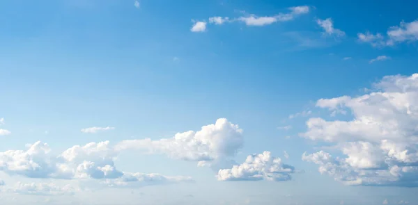 明確な空と雲 — ストック写真