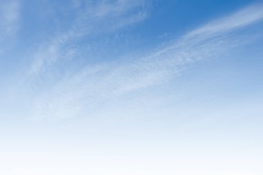 Açık mavi gökyüzü ve beyaz bulutlar