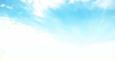 Açık mavi gökyüzü ve beyaz bulutlar