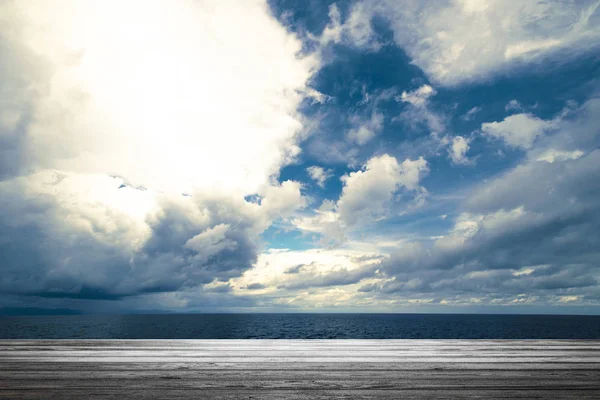 Mörka moln i öppna havet — Stockfoto