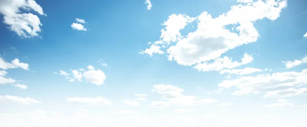 Klarer blauer Himmel und weiße Wolken — Stockfoto