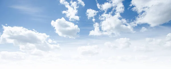 Jasne błękitne niebo i białe chmury — Zdjęcie stockowe