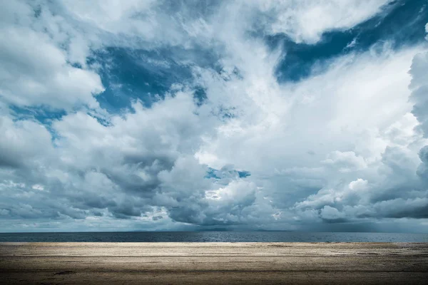 Ciemne chmury w otwartym oceanie — Zdjęcie stockowe
