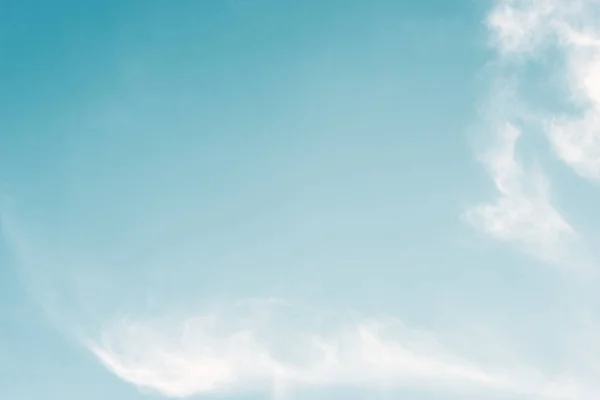 Klarblå himmel och vita moln — Stockfoto
