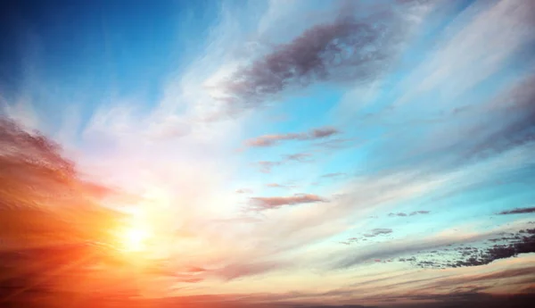 Gündoğumu yaz gökyüzü manzarası — Stok fotoğraf