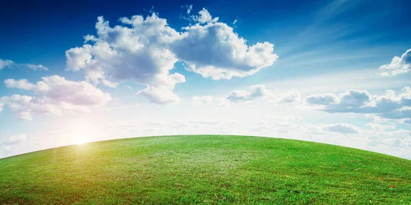 Campo natural paisaje, cielo y nubes — Foto de Stock