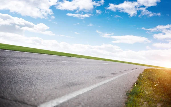 Panorámica carretera amanecer verano viaje — Foto de Stock