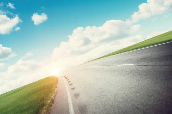 Panorámica carretera amanecer verano viaje — Foto de Stock