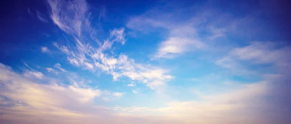 Lucht en wolken — Stockfoto