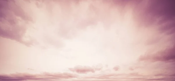 Zomer kleuren lucht en de wolken — Stockfoto