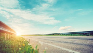 Panoramik yol gün doğumu yaz yolculuğu