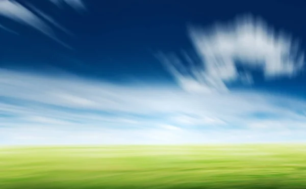 Trawa i błękitne niebo rozmycie ruchu — Zdjęcie stockowe