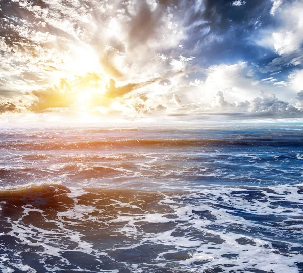 Himmel und tropischer Ozean Hintergrund — Stockfoto