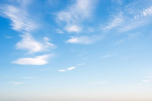 Очистити небо і хмари — стокове фото