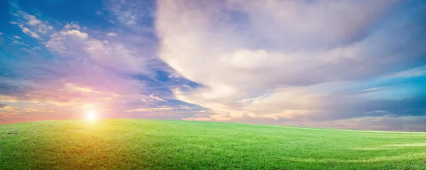 Natürliche Feldlandschaft, Himmel und Wolken — Stockfoto