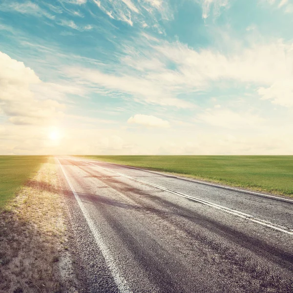 Strada estiva, cielo, sole e nuvole — Foto Stock