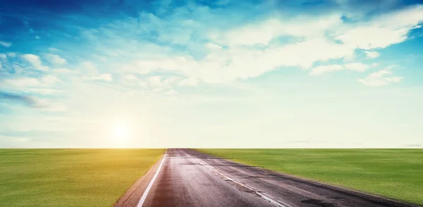 Estrada panorâmica nascer do sol viagem de verão — Fotografia de Stock