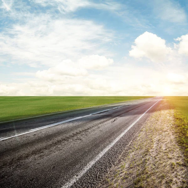 Camino de verano, cielo, sol y nubes — Foto de Stock