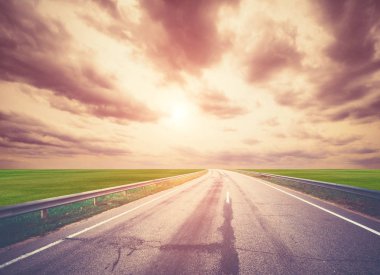 Yaz yolu, gökyüzü, güneş ve bulutlar