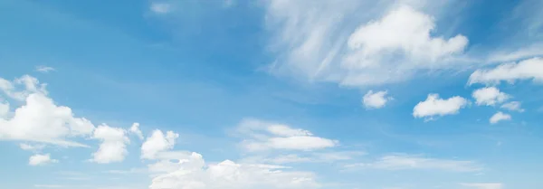 Тропическая панорама неба и облаков — стоковое фото