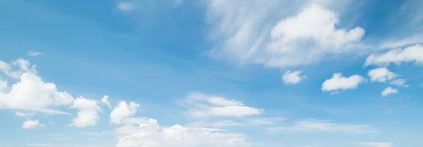 Céu e nuvens panorama tropical — Fotografia de Stock