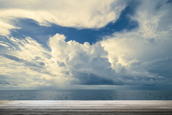 Dunkle Wolken im offenen Ozean — Stockfoto