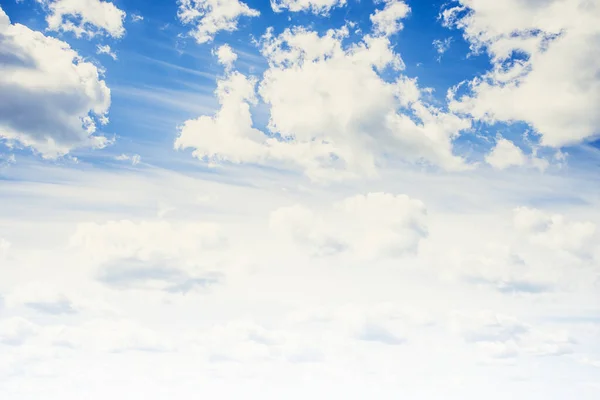 晴朗的蓝天和白云 — 图库照片