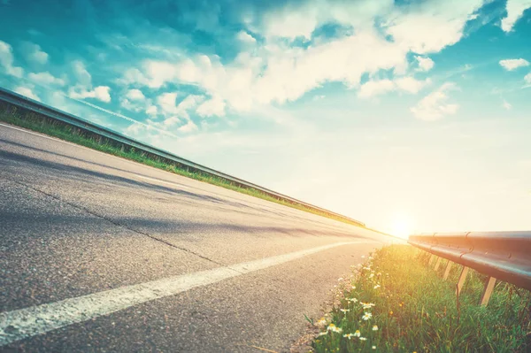 Panoramik yol gün doğumu yaz yolculuğu — Stok fotoğraf