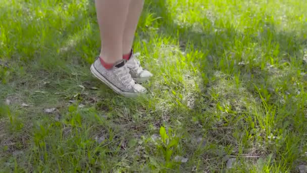 Потеря веса при прыжках через веревку в парке — стоковое видео