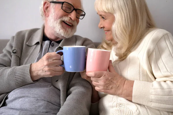 コーヒーを飲んでいる高齢者夫婦. — ストック写真