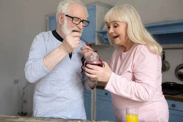 Elderly couple cooking in kitchen. — Stock Photo, Image