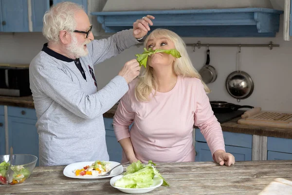 Couple âgé s'amuser dans la cuisine . — Photo