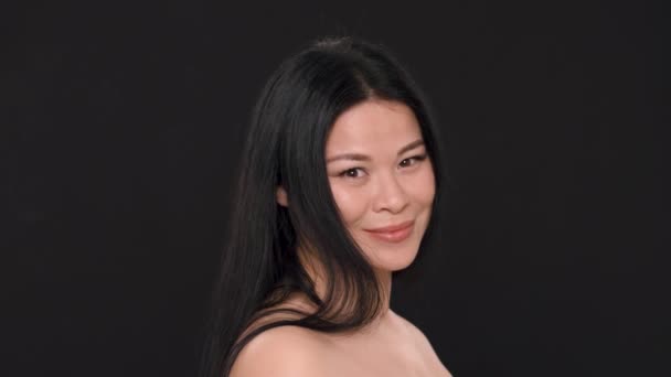 Sexy mujer asiática con cara de belleza y piel perfecta — Vídeo de stock