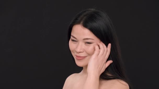 Sexig asiatisk kvinna med skönhet ansikte och perfekt hud — Stockvideo