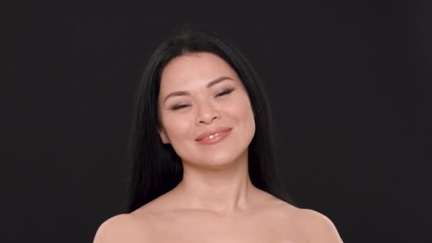 Sexy femme asiatique avec beauté visage et peau parfaite — Video