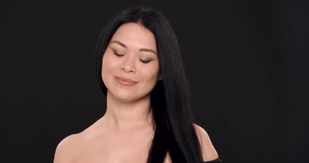 Sexy mujer asiática con cara de belleza y piel perfecta — Vídeo de stock