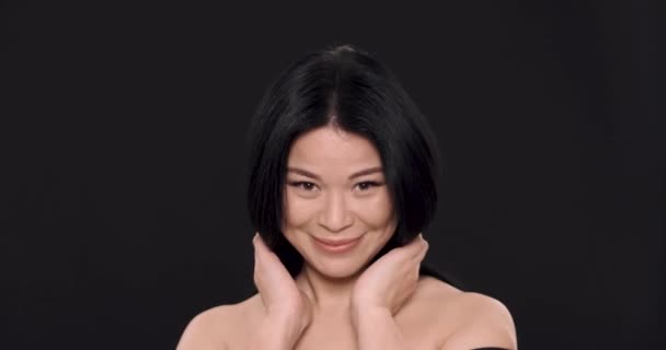 Sexig asiatisk kvinna med skönhet ansikte och perfekt hud — Stockvideo